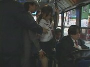 Cestující v hromadné dopravě vystříkají své sperma na nebohou japonskou školačku – bukkake