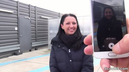 Německá teenka July Sun se nechá sbalit o ošukat cizím chlapem za peníze