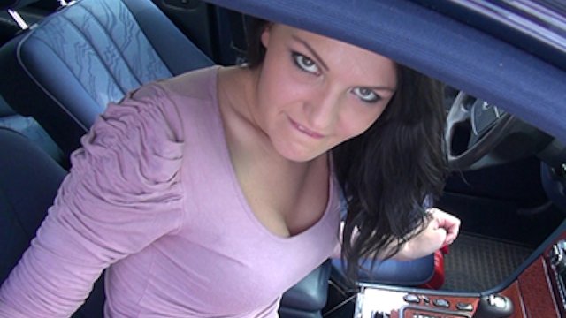 Zachráněná stopařka Belle Claire se nechá ošukat