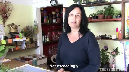 Czech Streets - Frajer sbalí za peníze zralou prodavačku květin