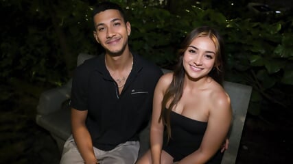 Svůdník v noci oslovil mladý pár na lavičce a po společné domluvě holku ošukal