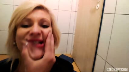 Czech Spy (3) - Blonďatá barmanka si to rozdá s borcem na záchodě