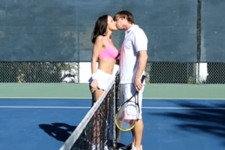 Tenistka Dillion Harper se spustí s trenérem (HD porno)