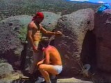 Dva drsní muži šukají v přírodě - gay porno