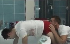 Anální šťouch v koupelně - gay porno