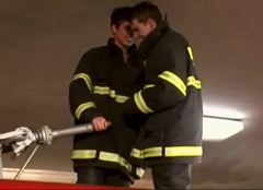 Mladí hasiči v akci - české gay porno