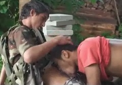 Vojáci ojedou povstalce - gay porno