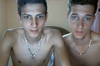 Mladí hezouni si vyhoní penisy před webkamerou – gay porno