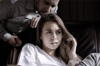 Pornokalendář DV (Lenka, 21.2.) – Terapeut zneužije zranitelnosti své pacietnky Jill Kassidy