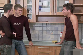 Threesome in kitchen with a roommate - Czech gay porn