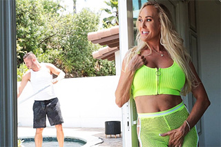 Údržbář bazénu ptěší sexuchtivou paničku Brandi Love – squirt porno