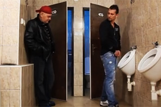 Vzplanutí anální vášně na záchodě čerpací stanice – gay porno